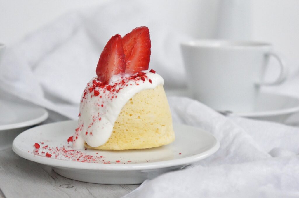 Low carb mug cake připravíte rychle a může posloužit i jako dezert na Valentýna