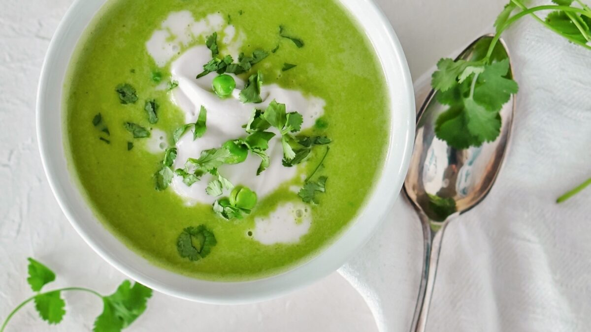 Hráškový krém se zelenou curry pastou a kokosovým kefírem. Zdravé recepty - low carb, whole30, paleo