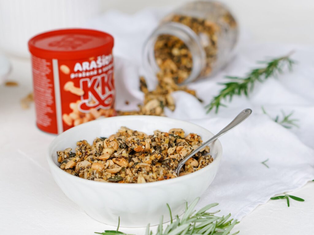 Slaná granola v low carb provedení je skvělá do salátů, na vajíčka nebo do krémových polévek.