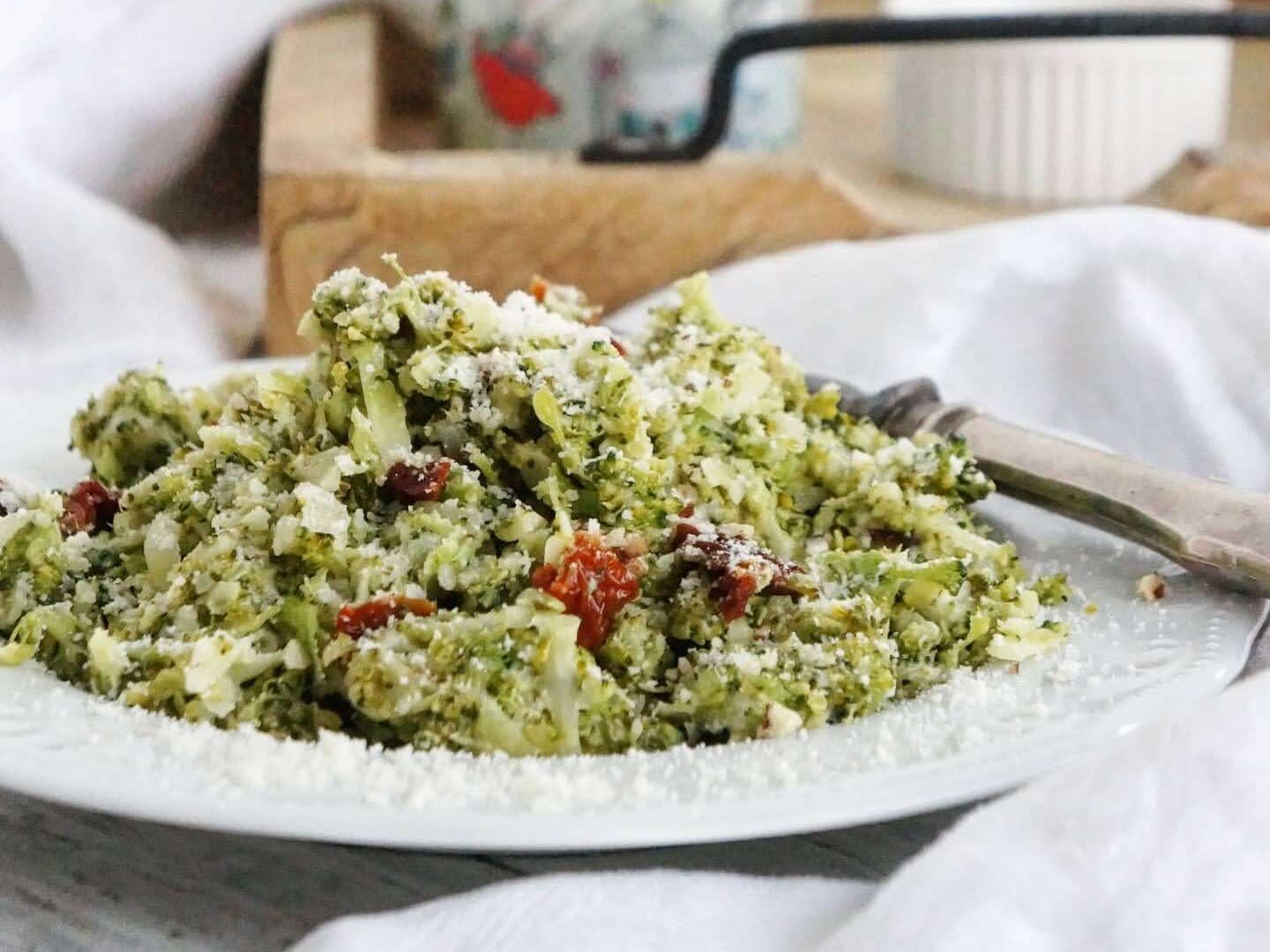 Low carb recept na brokolicové risotto, respektive na pokrm z brokolice ve stylu risotta. Oceníte ho při low carb stravování.